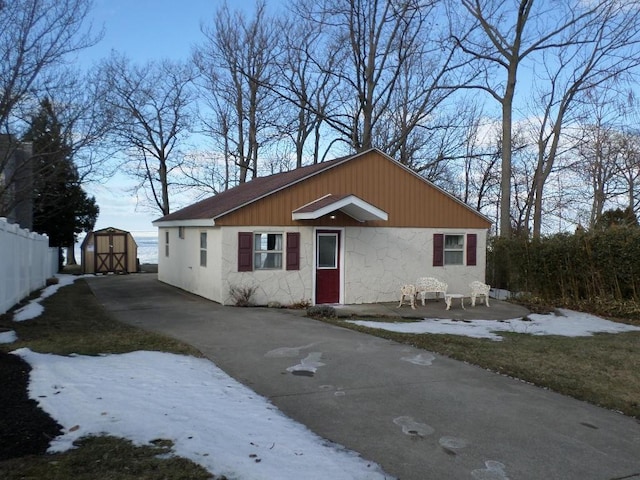 view of front of property featuring a storage unit