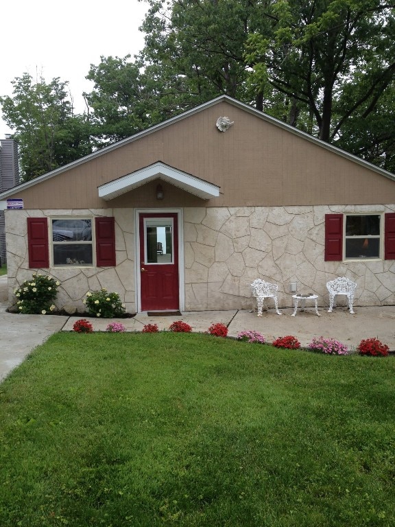 view of front of home with a front lawn