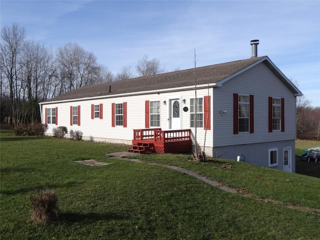 view of front of home featuring a wooden deck and a front lawn