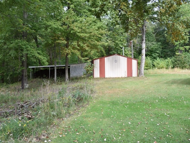 view of yard featuring an outbuilding