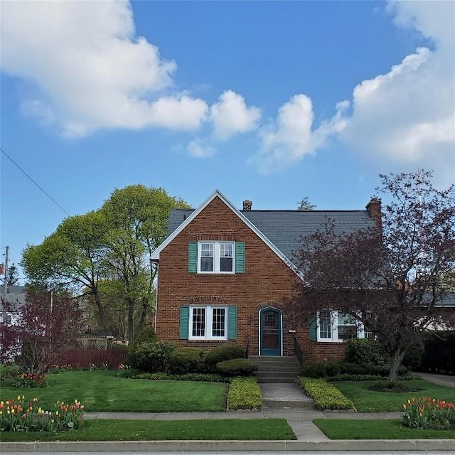 view of front of home featuring a front lawn