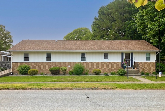 view of front of property featuring a front yard and brick siding