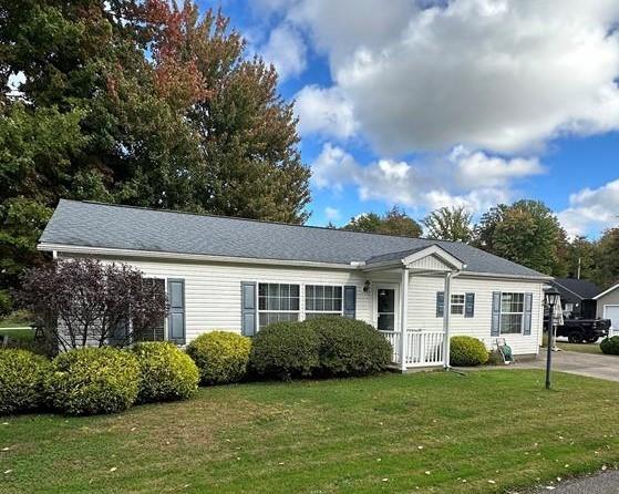 single story home featuring a front lawn