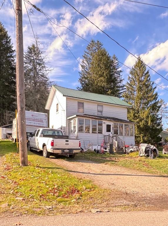 view of front of property featuring a front yard