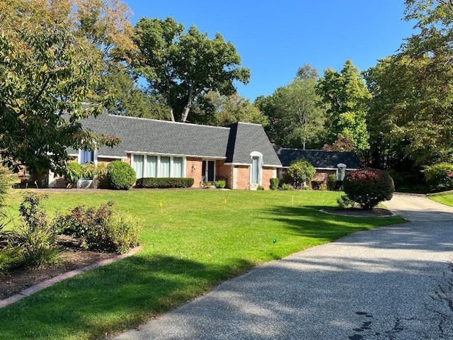 view of front of home featuring a front yard