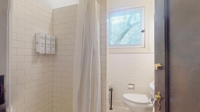 bathroom featuring a shower with shower curtain and toilet