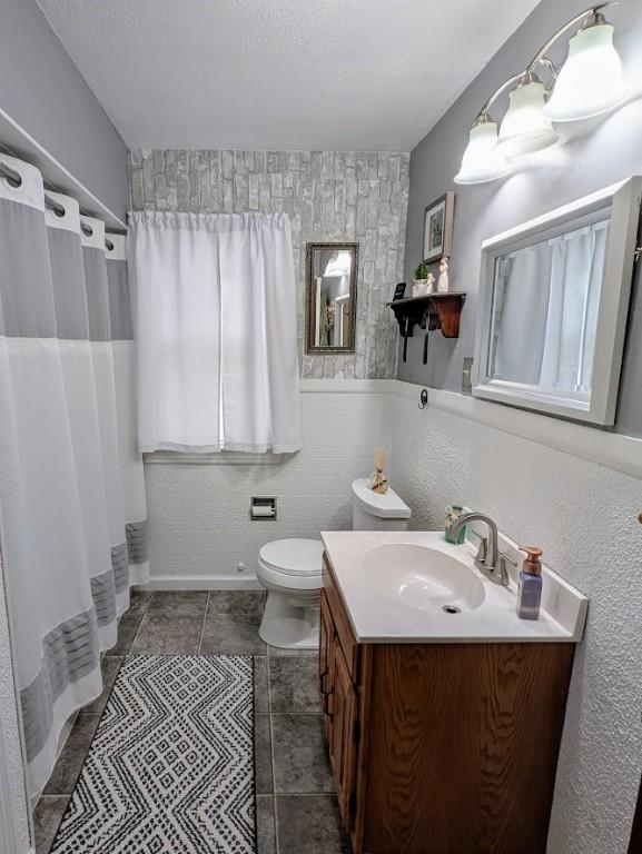 933 E 31st St, Erie, PA 16504 - bathroom with vanity and curtained shower