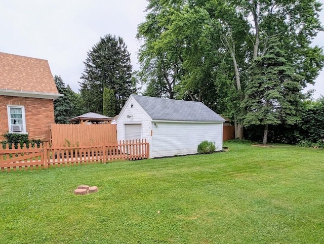 933 E 31st St, Erie, PA 16504 - view of yard featuring an outbuilding and a detached garage