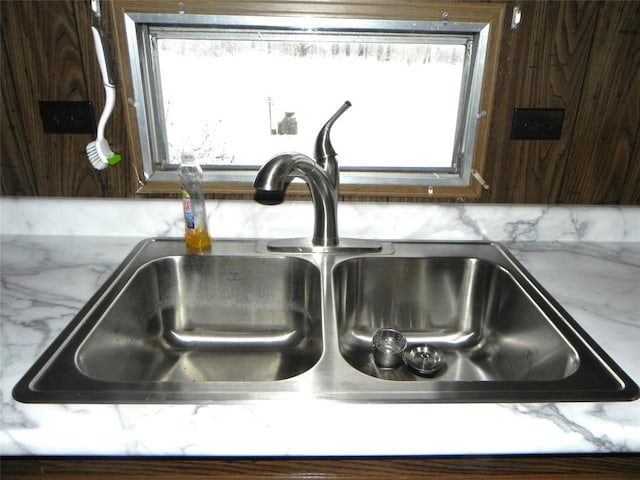 interior details featuring a sink and dark brown cabinets