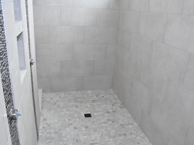 bathroom featuring a tile shower