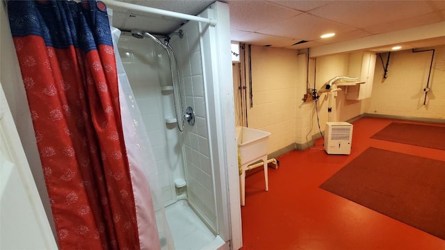 bathroom featuring a drop ceiling and curtained shower