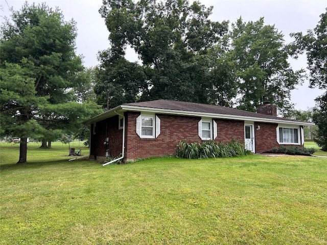 single story home with a front lawn