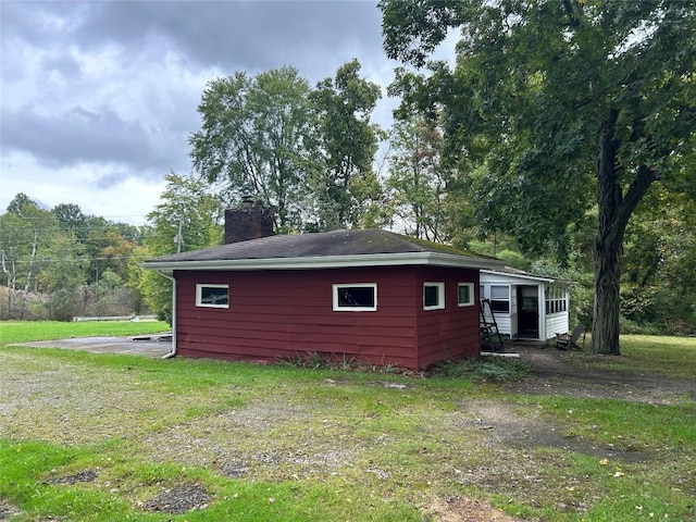 view of side of property featuring a lawn