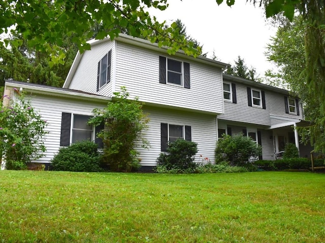 view of front facade featuring a front yard