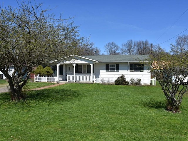 view of front of property with a front lawn and covered porch