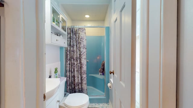 bathroom featuring a shower with shower curtain, vanity, and toilet