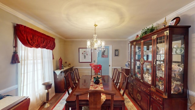 dining area featuring crown molding, light hardwood / wood-style flooring, and a chandelier