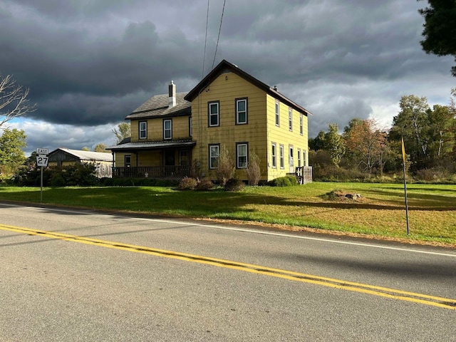 view of front of home featuring a front lawn and covered porch