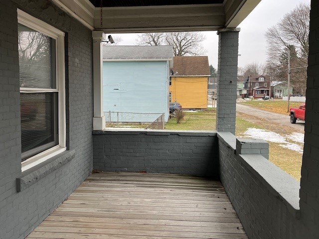 balcony featuring covered porch