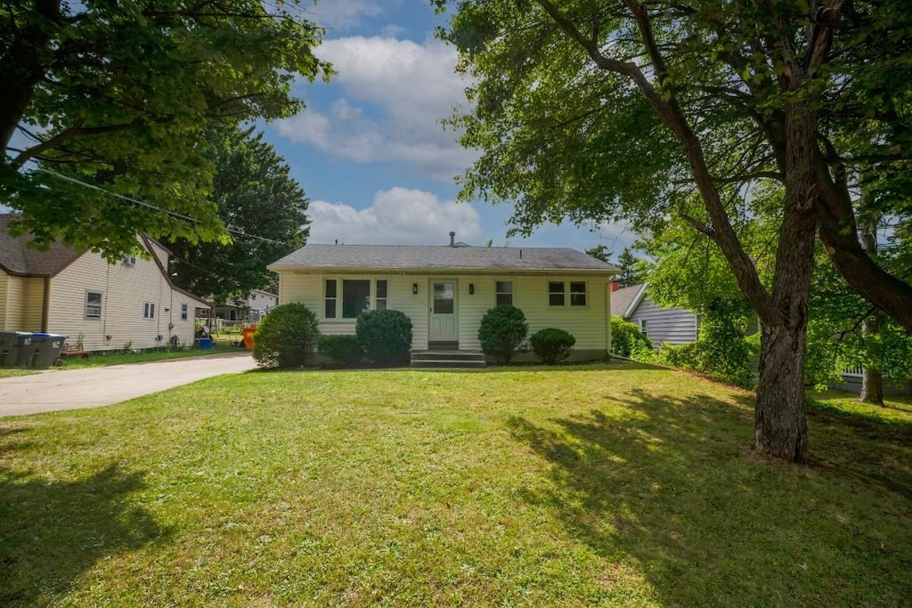 view of front of property with a front lawn