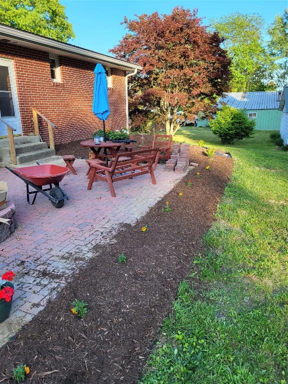 view of yard featuring a patio area