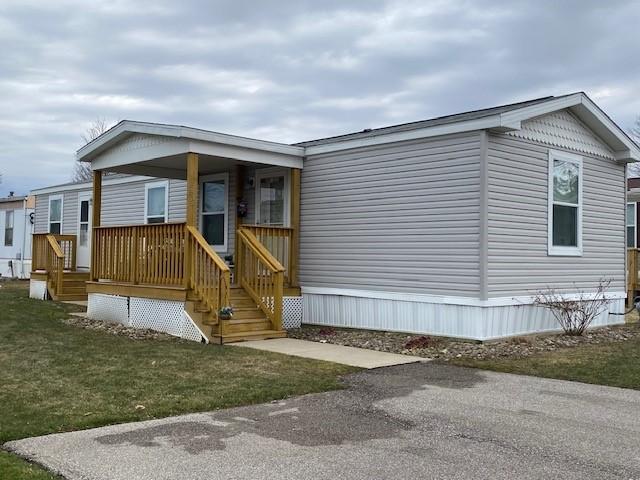 manufactured / mobile home featuring a front lawn