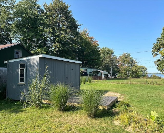 view of yard featuring a shed