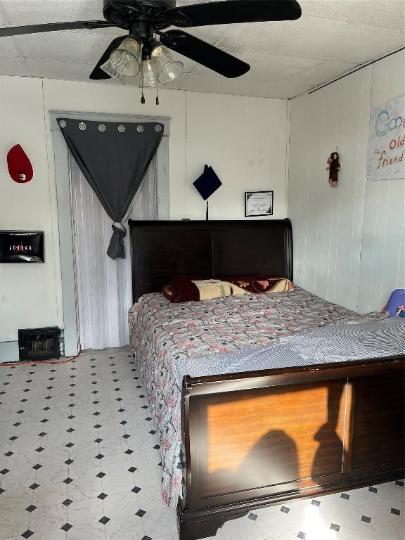 bedroom featuring ceiling fan