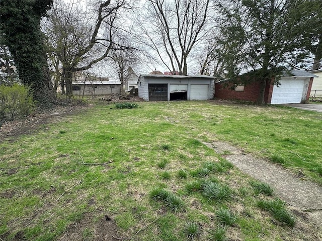 view of yard with an outdoor structure and a garage