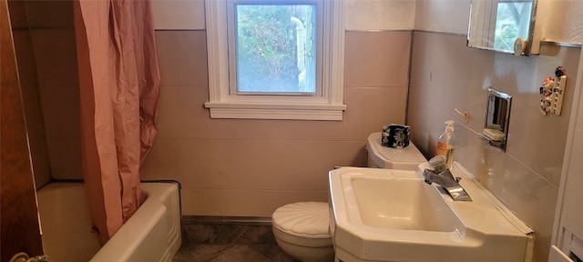 full bathroom featuring shower / bath combo, toilet, plenty of natural light, and sink