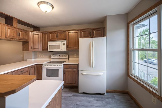 4119 Wood Hills Dr Unit C23, Erie, PA 16510 - kitchen featuring white appliances, plenty of natural light, light wood-style flooring, and baseboards