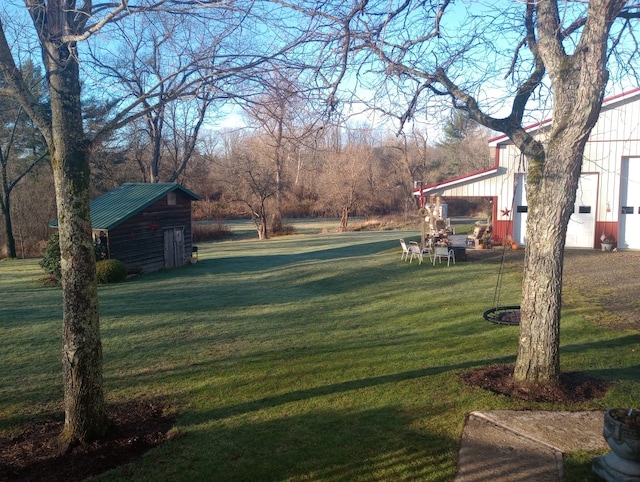 view of yard featuring a storage unit