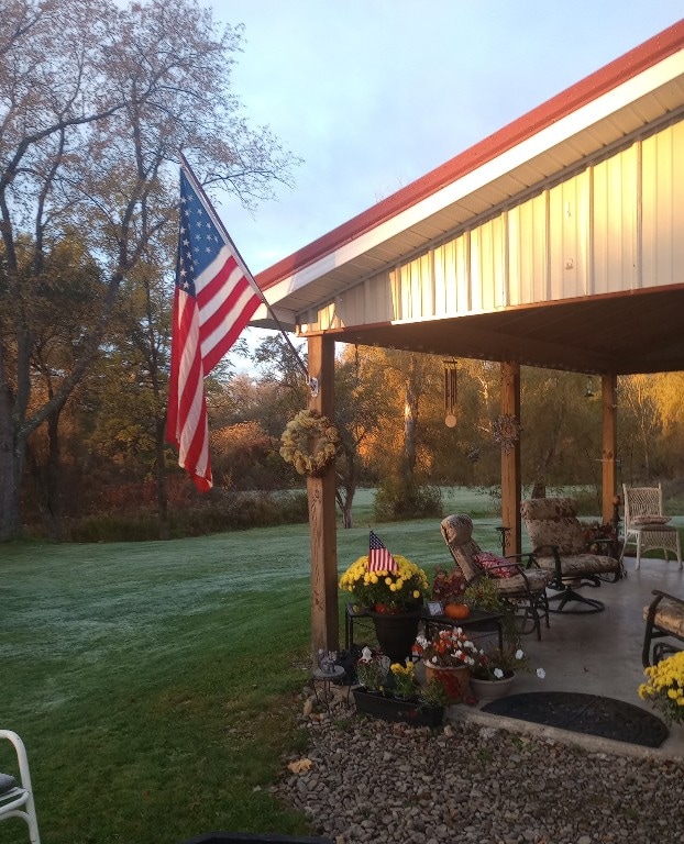 view of yard featuring a patio area