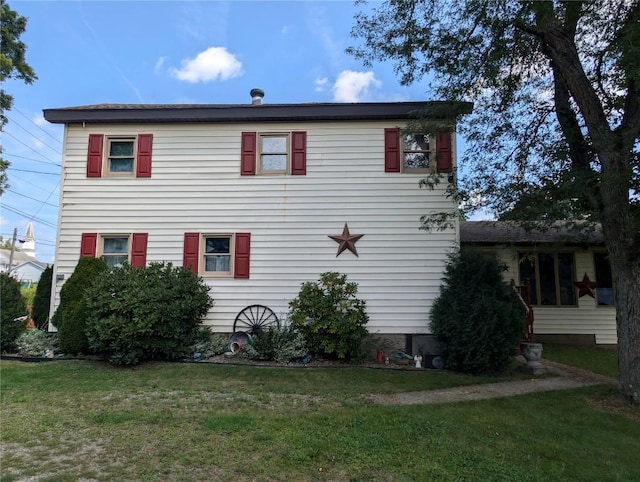 view of side of property featuring a lawn