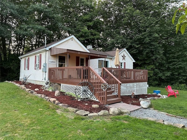 view of front facade featuring covered porch and a front lawn