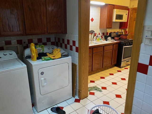 1813 Myrtle St, Erie, PA 16502 - laundry area with washing machine and dryer and light tile patterned floors