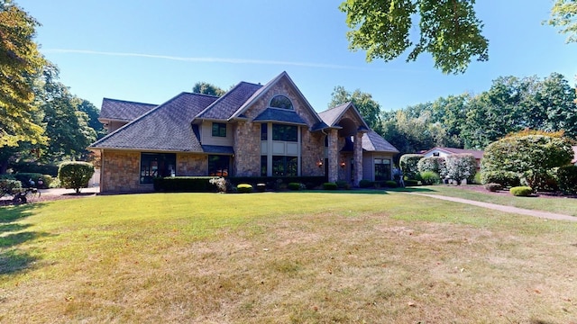 view of front of property featuring a front yard