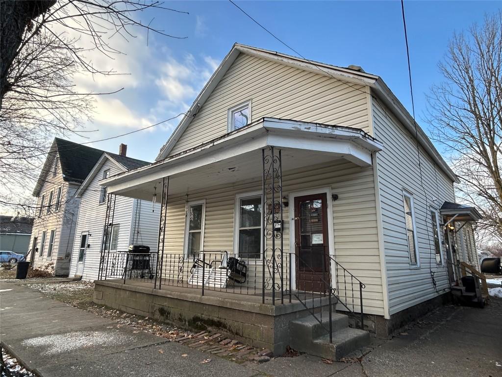 view of front facade featuring covered porch