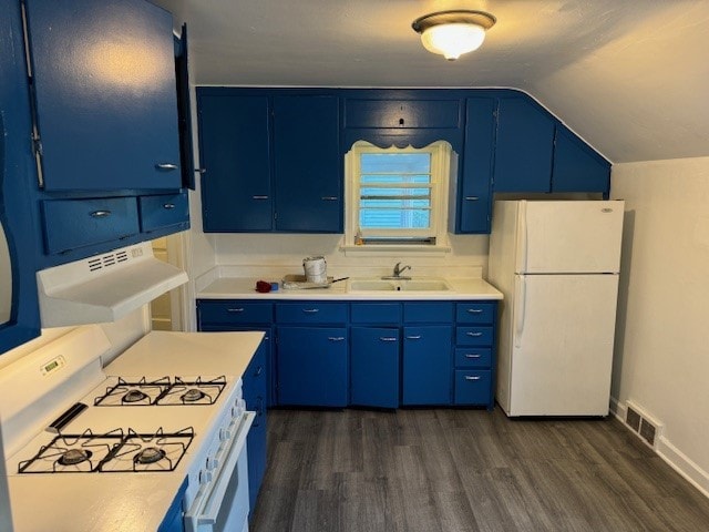 kitchen with sink, dark hardwood / wood-style flooring, blue cabinets, vaulted ceiling, and white appliances