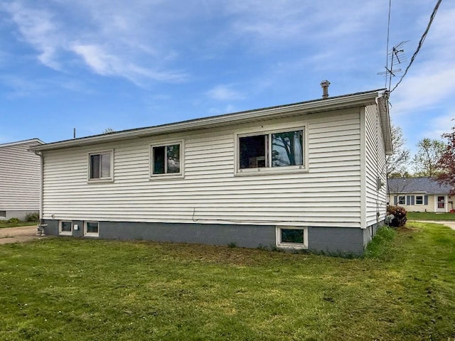 view of side of property featuring a lawn