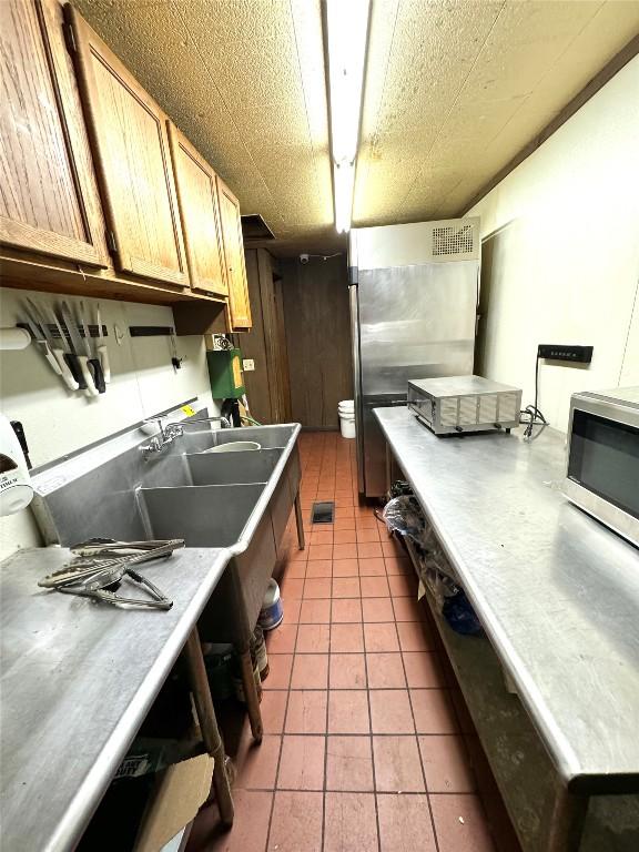 kitchen with appliances with stainless steel finishes and light tile patterned floors