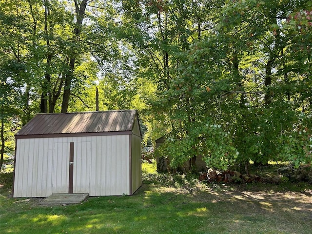 view of outdoor structure with a yard