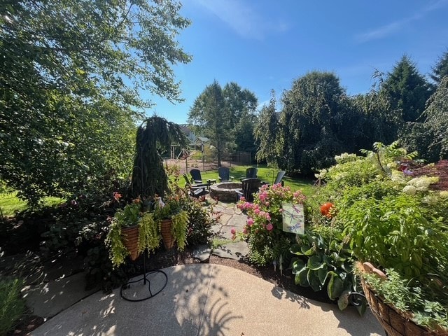 view of patio featuring an outdoor fire pit