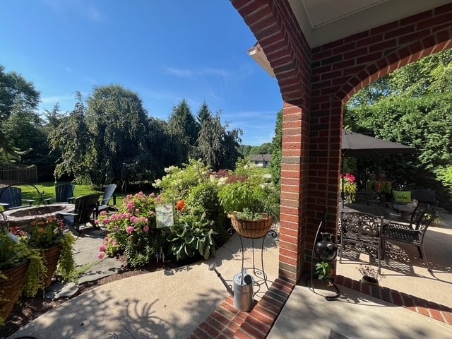 view of patio with an outdoor fire pit