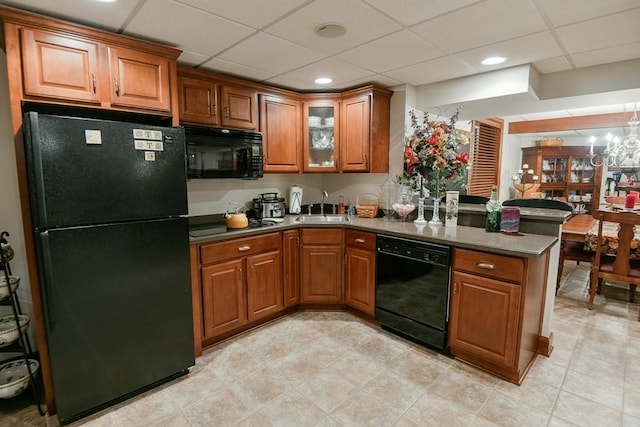 kitchen featuring sink, a drop ceiling, black appliances, and kitchen peninsula