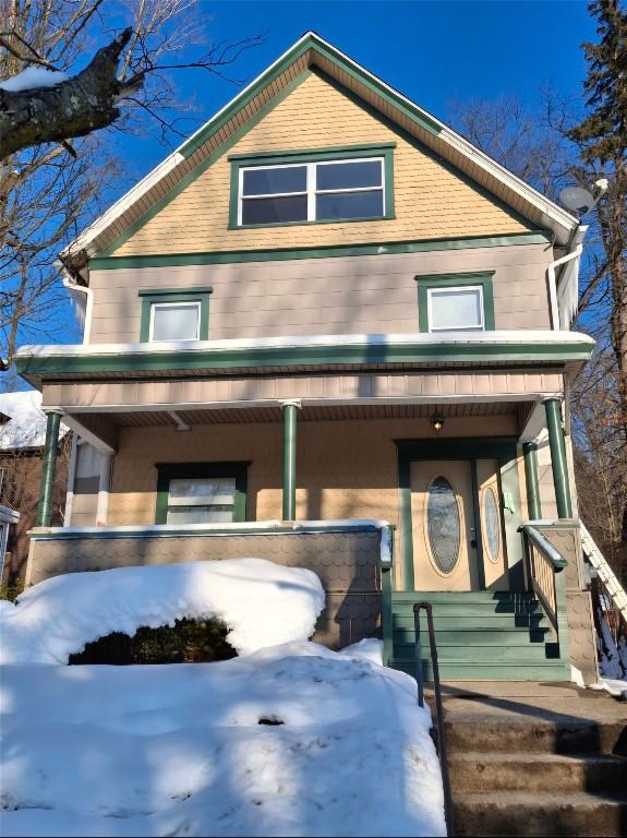 view of front facade featuring a porch