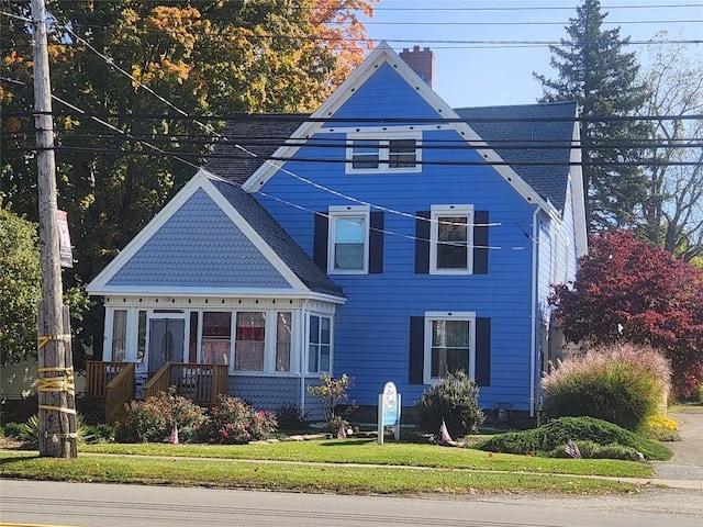 view of front facade with a front yard