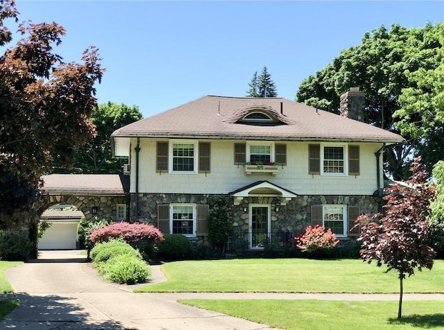 view of front facade with a front lawn