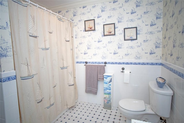 bathroom featuring curtained shower, crown molding, and toilet