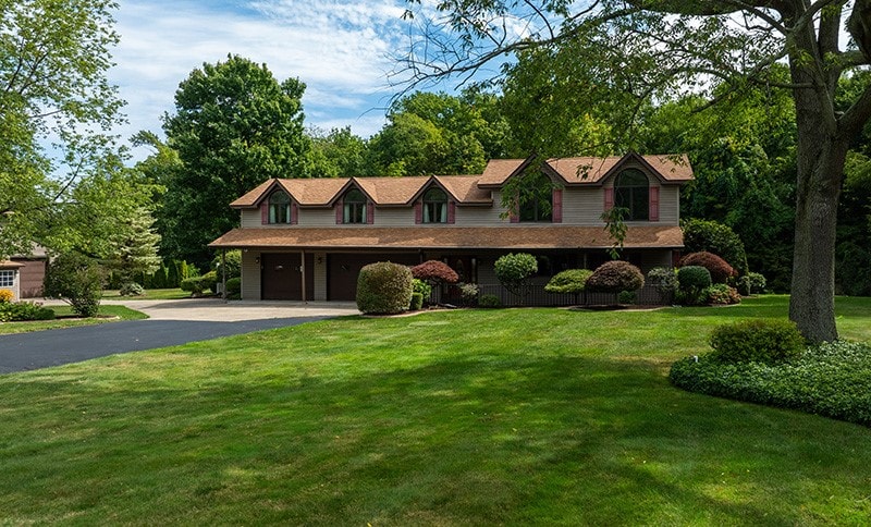 view of front of home with a front lawn